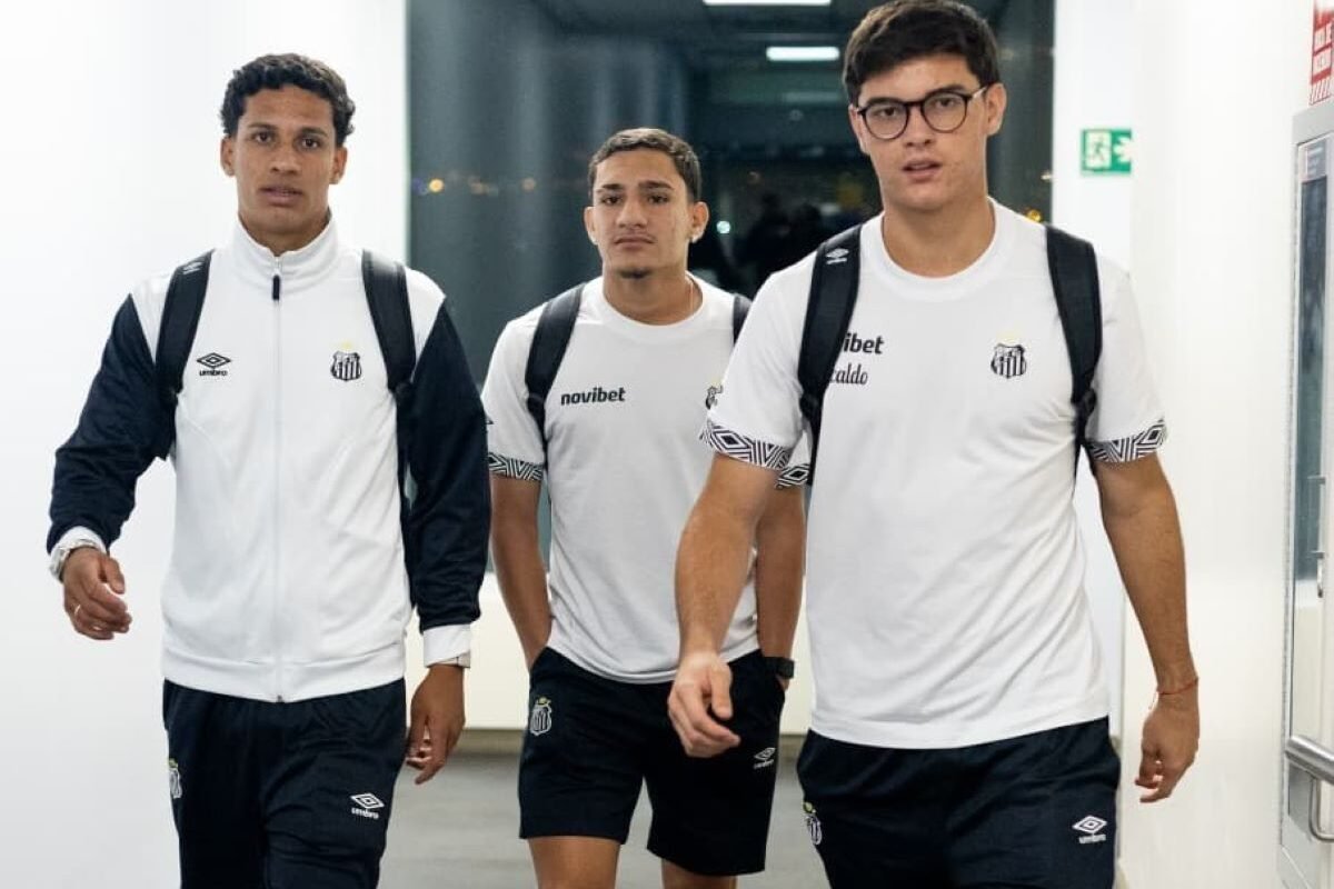 La delegación de Santos llegando al Hotel Emperador en Ambato. Foto Santos FC