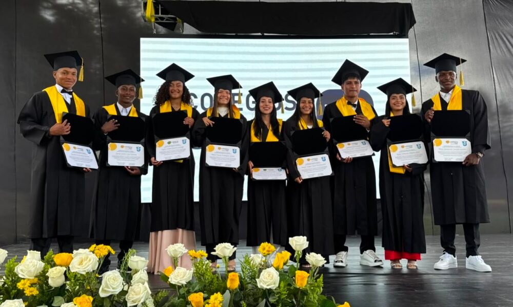 Los 11 jóvenes que recibieron su título de bachiller. Foto Doménica Balseca