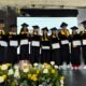 Los 11 jóvenes que recibieron su título de bachiller. Foto Doménica Balseca