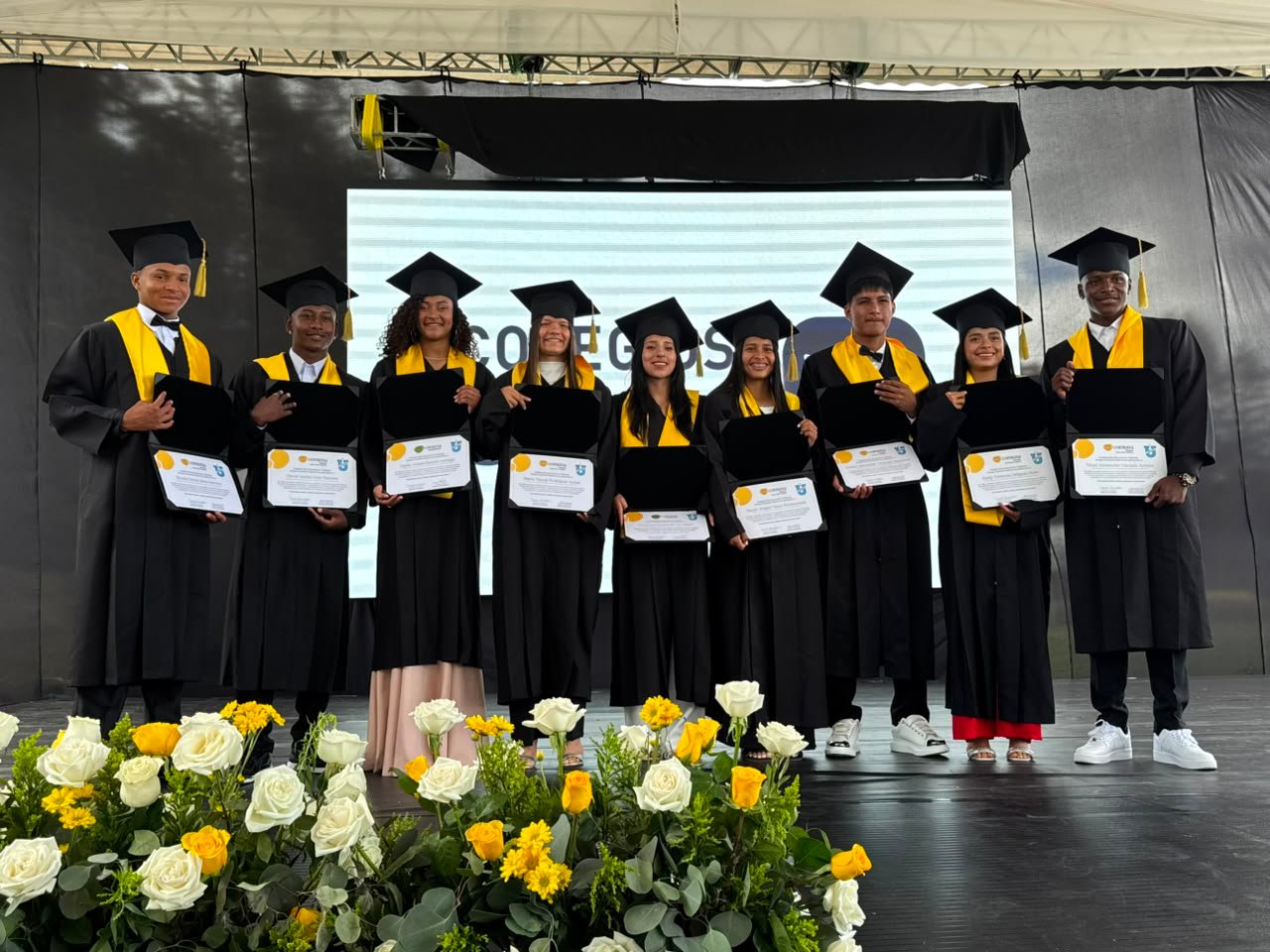 Los 11 jóvenes que recibieron su título de bachiller. Foto Doménica Balseca