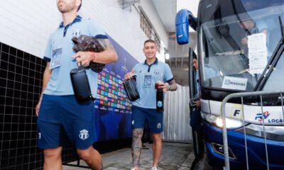 Los jugadores de Macará al ingreso del estadio del Sanros. Foto: Macará