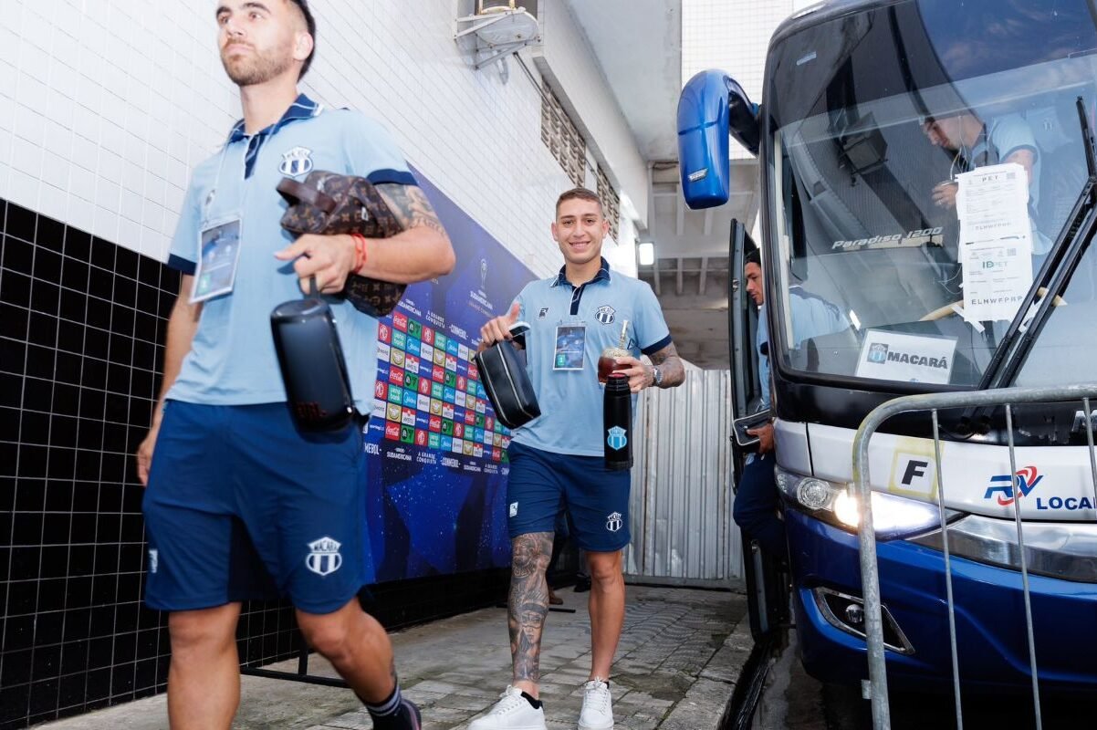 Los jugadores de Macará al ingreso del estadio del Sanros. Foto: Macará