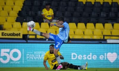 Mateo Viera, de Macará, le gana el balón a Jefferson Intriago, de Barcelona SC. Foto: API