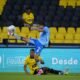 Mateo Viera, de Macará, le gana el balón a Jefferson Intriago, de Barcelona SC. Foto: API