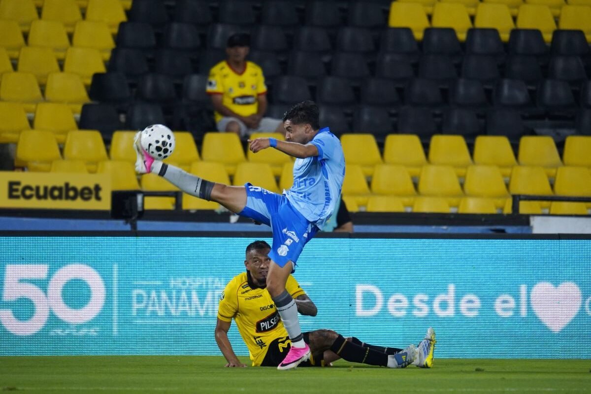 Mateo Viera, de Macará, le gana el balón a Jefferson Intriago, de Barcelona SC. Foto: API