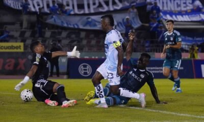 Miller Bolaños, de Guayaquil City, en el juego contra Emelec. Foto: API