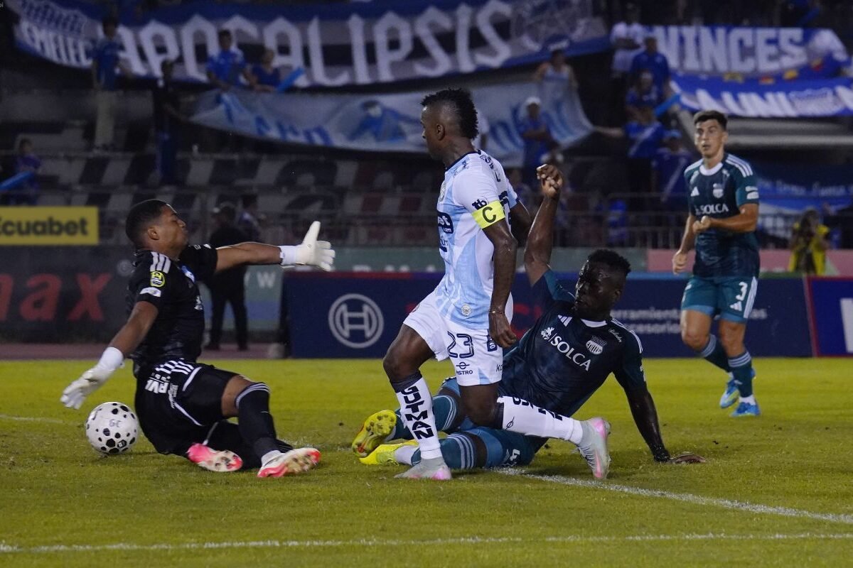 Miller Bolaños, de Guayaquil City, en el juego contra Emelec. Foto: API