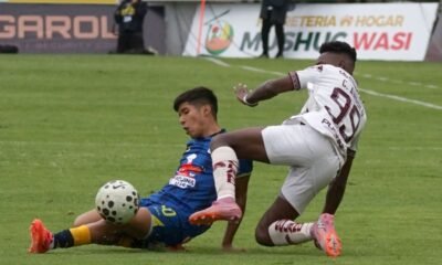 Cristopher Angulo, de Mushuc Runa, marca a un jugador de Delfín. Foto: API