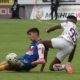 Cristopher Angulo, de Mushuc Runa, marca a un jugador de Delfín. Foto: API