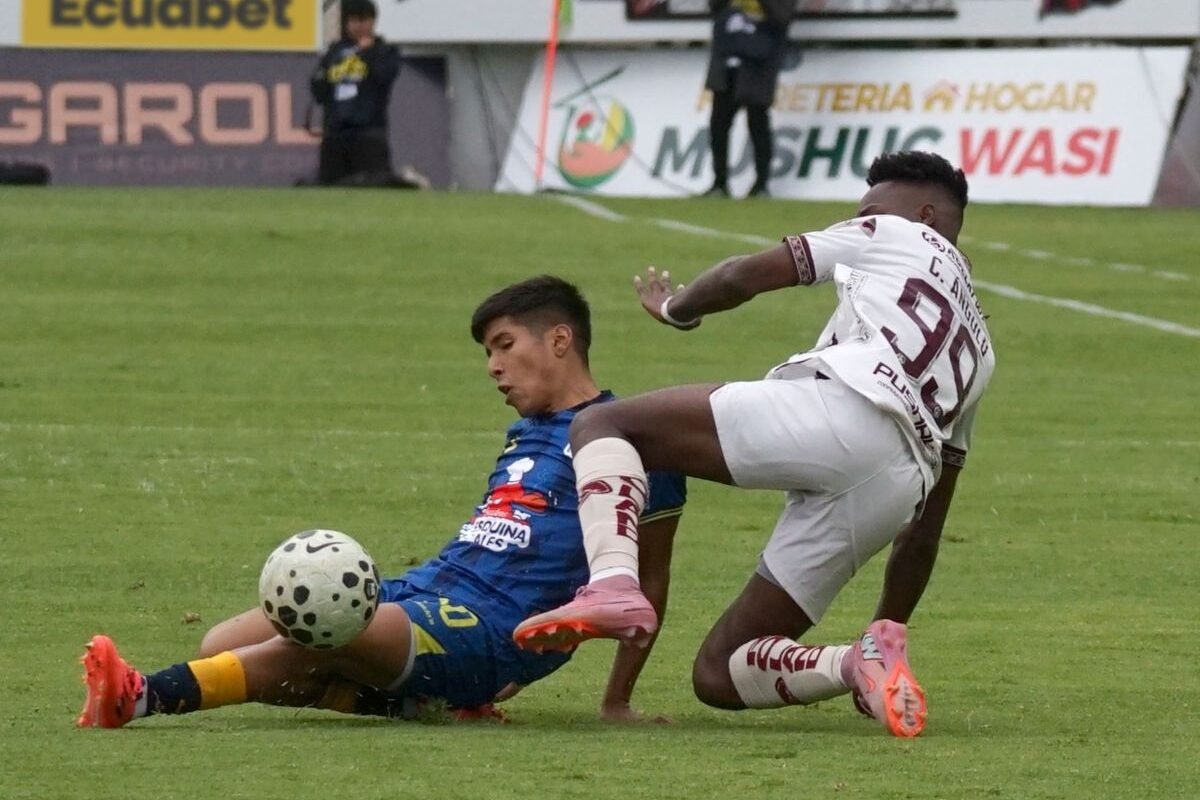 Cristopher Angulo, de Mushuc Runa, marca a un jugador de Delfín. Foto: API