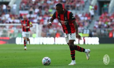 Pervis Estupiñán en amistoso frente al Manchester United
