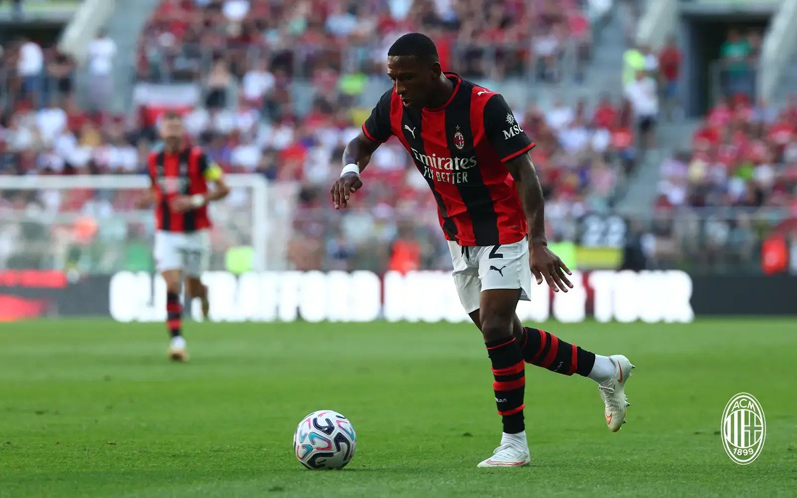 Pervis Estupiñán en amistoso frente al Manchester United