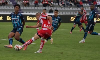 Mateo Castaño, de Técnico Universitario, remata ante la marca de un jugador de Guayaquil City. Foto: API
