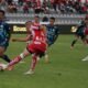 Mateo Castaño, de Técnico Universitario, remata ante la marca de un jugador de Guayaquil City. Foto: API
