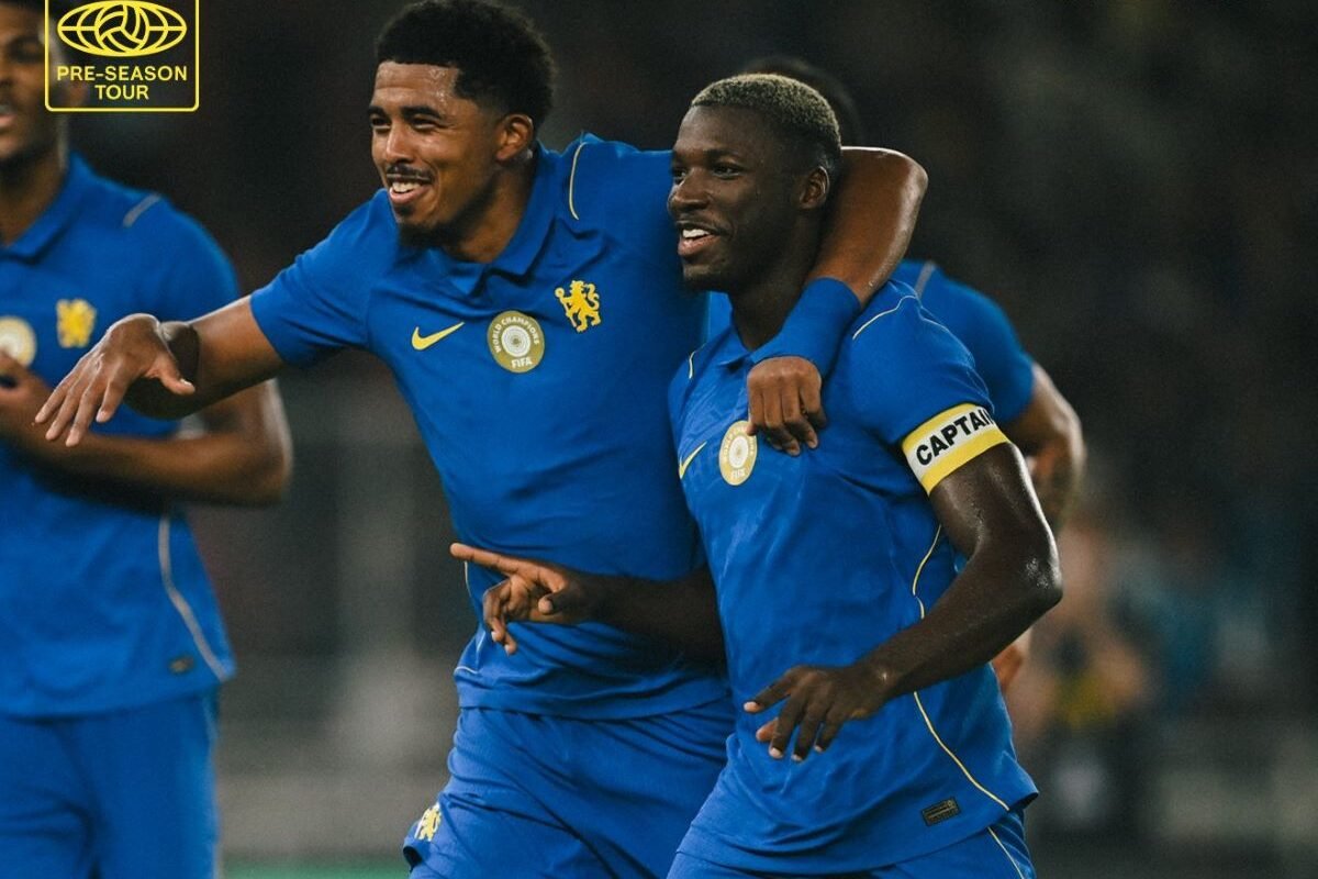 Moisés Caicedo en la victoria 3-0 ante el AC Milan de Pervis Estupiñán. Foto Chelsea FC