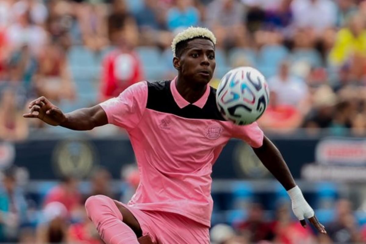 Nilson Angulo en un juego con el Sunderland