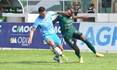 Beder Caicedo, de Orense, marca a un jugador de Macará. Foto: API