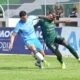 Beder Caicedo, de Orense, marca a un jugador de Macará. Foto: API