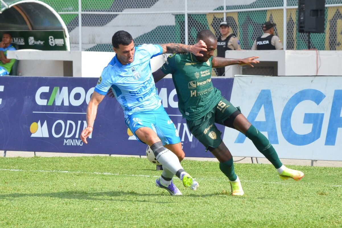 Beder Caicedo, de Orense, marca a un jugador de Macará. Foto: API