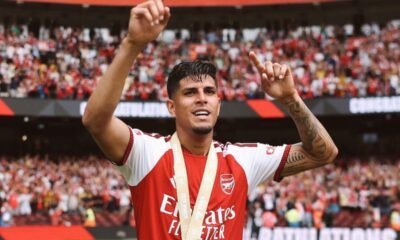 Piero Hincapié coronandose campeón de la Community Shield. Foto Arsenal