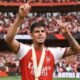 Piero Hincapié coronandose campeón de la Community Shield. Foto Arsenal