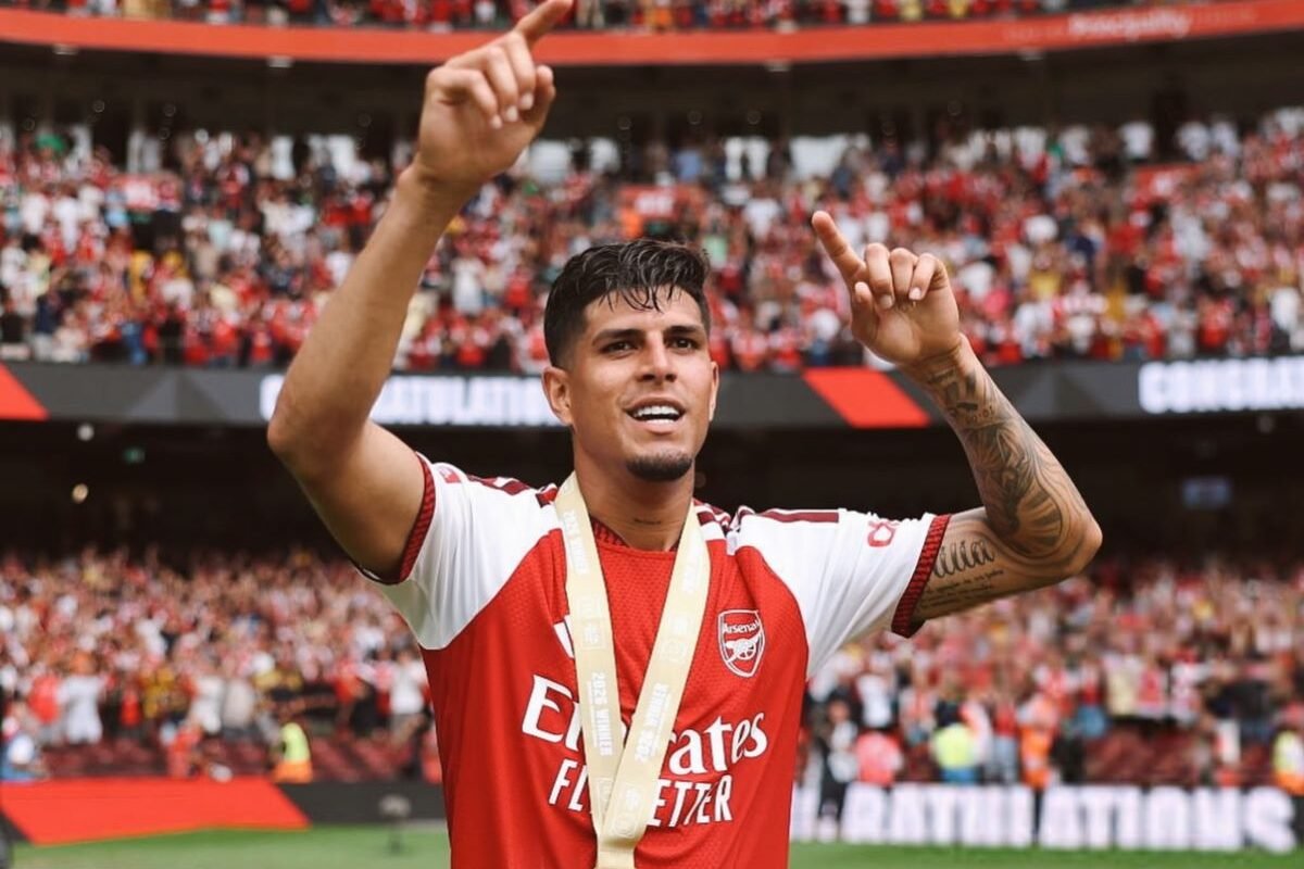 Piero Hincapié coronandose campeón de la Community Shield. Foto Arsenal
