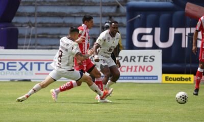 Renato Ibarra, de Mushuc Runa, marca a un juagdor de Técnico Universitario. Foto: API