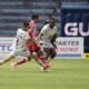 Renato Ibarra, de Mushuc Runa, marca a un juagdor de Técnico Universitario. Foto: API