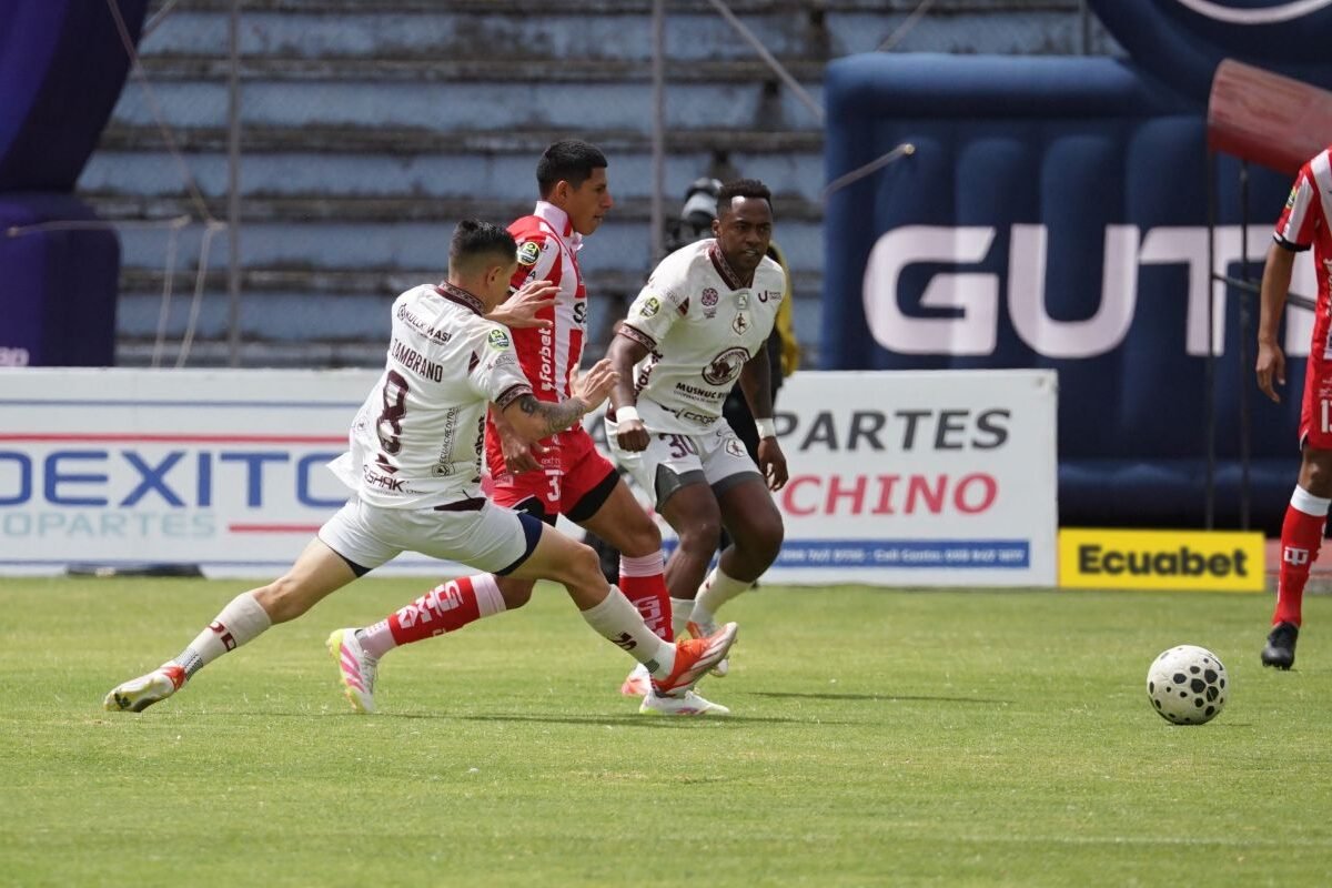 Renato Ibarra, de Mushuc Runa, marca a un juagdor de Técnico Universitario. Foto: API
