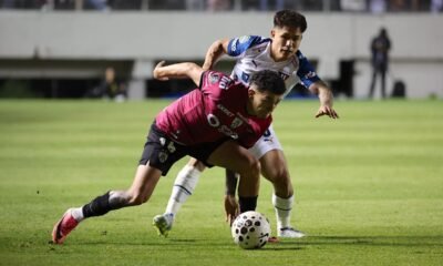 Ronald Briones, de Independiente del Valle, con Rodney Redes, de Liga de Quito. Foto: API