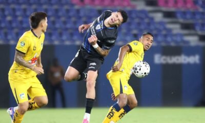 Ronald Briones, de Independiente del Valle, y Danny Luna, del Delfín, en la fecha 25 de LigaPro. Foto: API