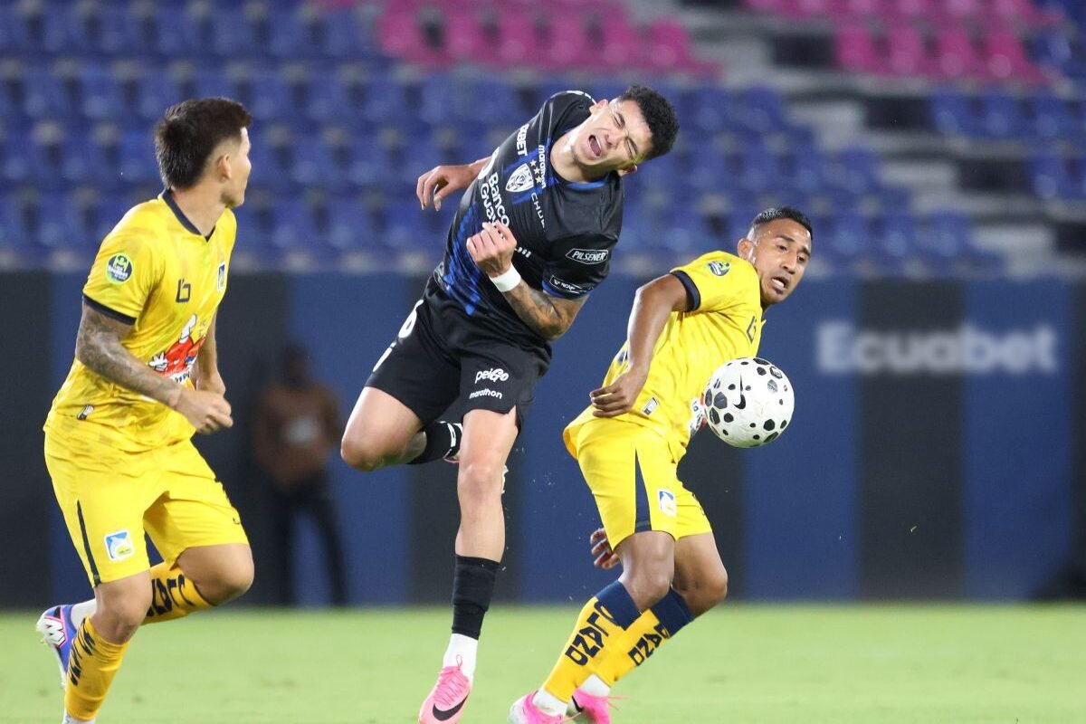 Ronald Briones, de Independiente del Valle, y Danny Luna, del Delfín, en la fecha 25 de LigaPro. Foto: API