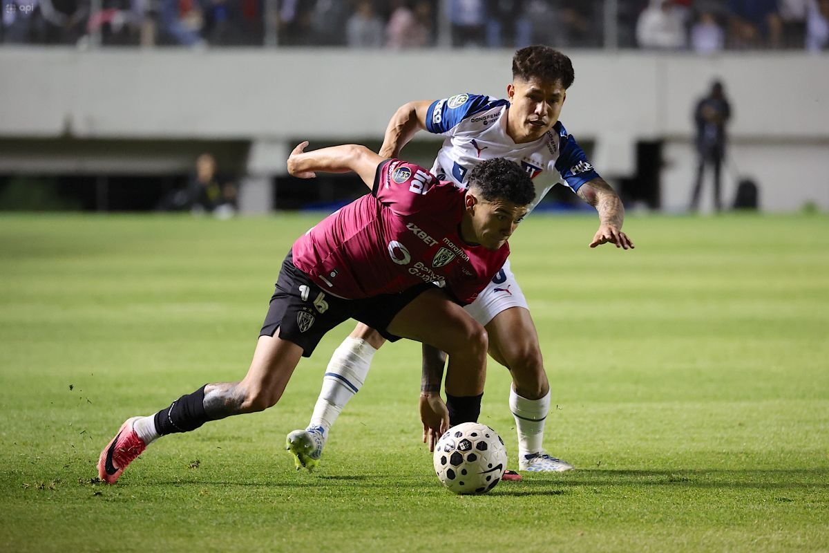 Ronald Briones, de Independiente del Valle, con Rodney Redes, de Liga de Quito. Foto: API