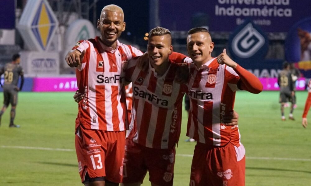 El colombiano Julián Anaya, Johan Bocanegra y Mateo Castaño festejan un gol de Técnico Universitario. Foto: API