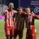 El colombiano Julián Anaya, Johan Bocanegra y Mateo Castaño festejan un gol de Técnico Universitario. Foto: API
