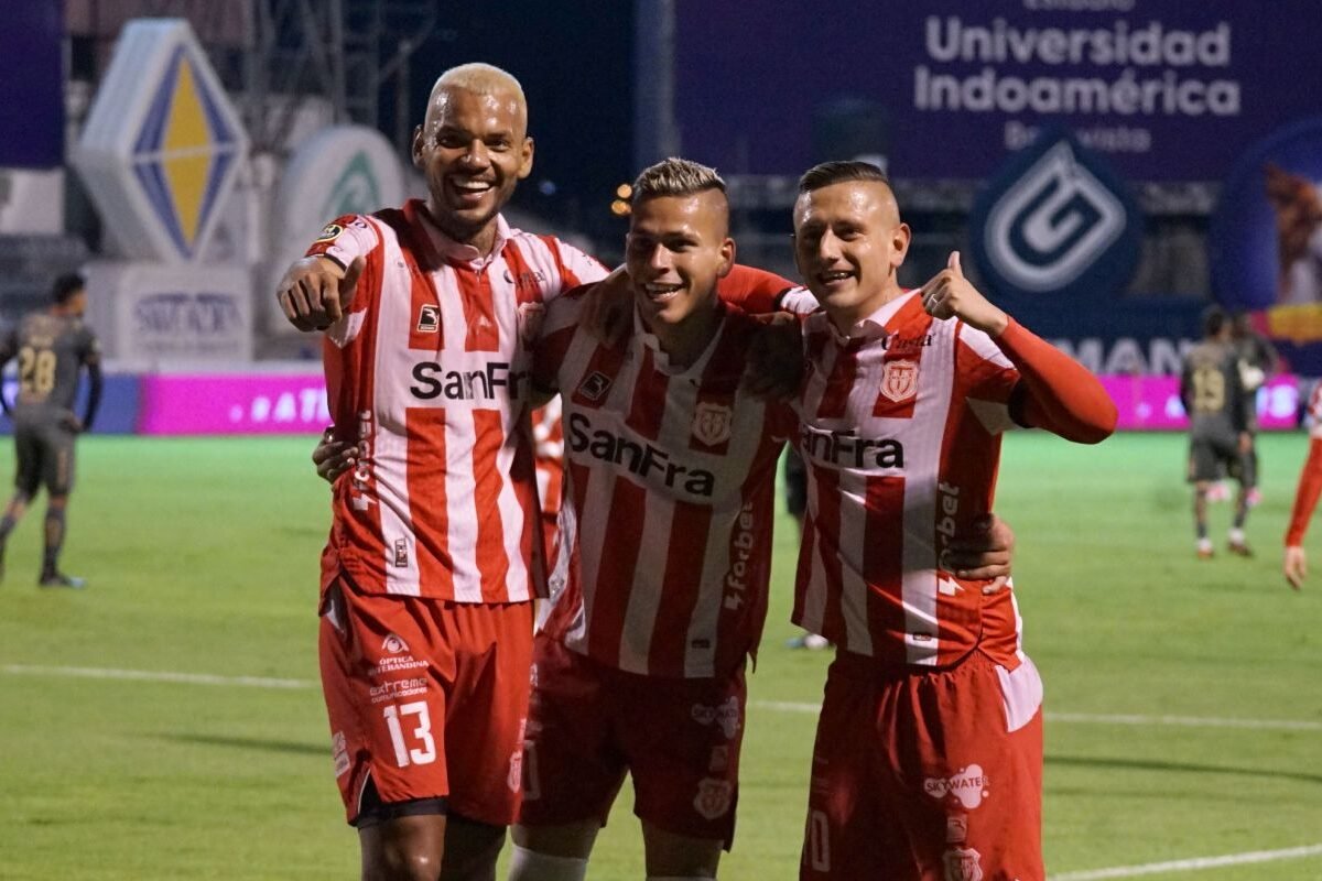 El colombiano Julián Anaya, Johan Bocanegra y Mateo Castaño festejan un gol de Técnico Universitario. Foto: API