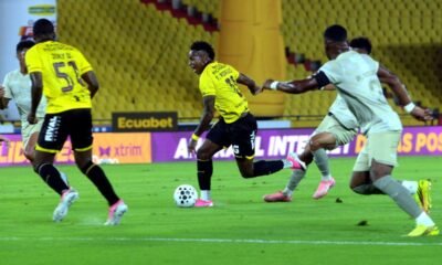 Tomás Rodríguez, de Barcelona SC, trata de sacarse la marca de un jugador de Orense. Foto: API