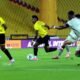 Tomás Rodríguez, de Barcelona SC, trata de sacarse la marca de un jugador de Orense. Foto: API
