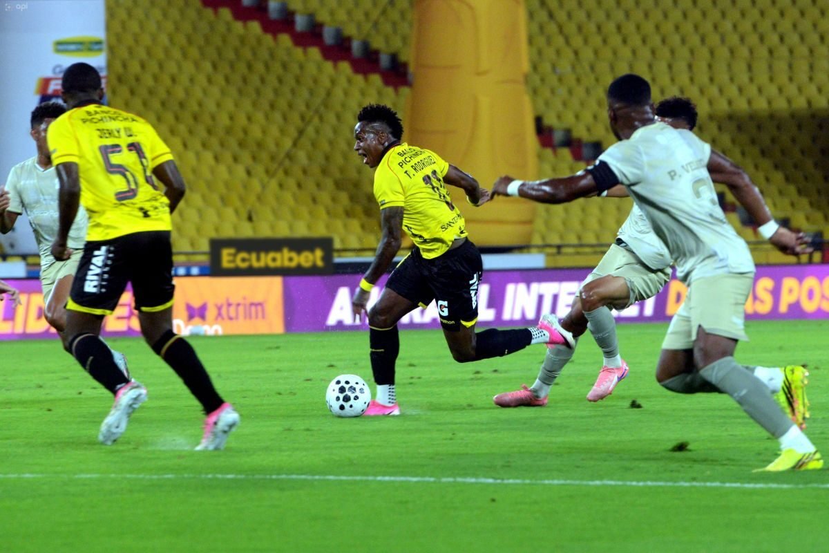 Tomás Rodríguez, de Barcelona SC, trata de sacarse la marca de un jugador de Orense. Foto: API