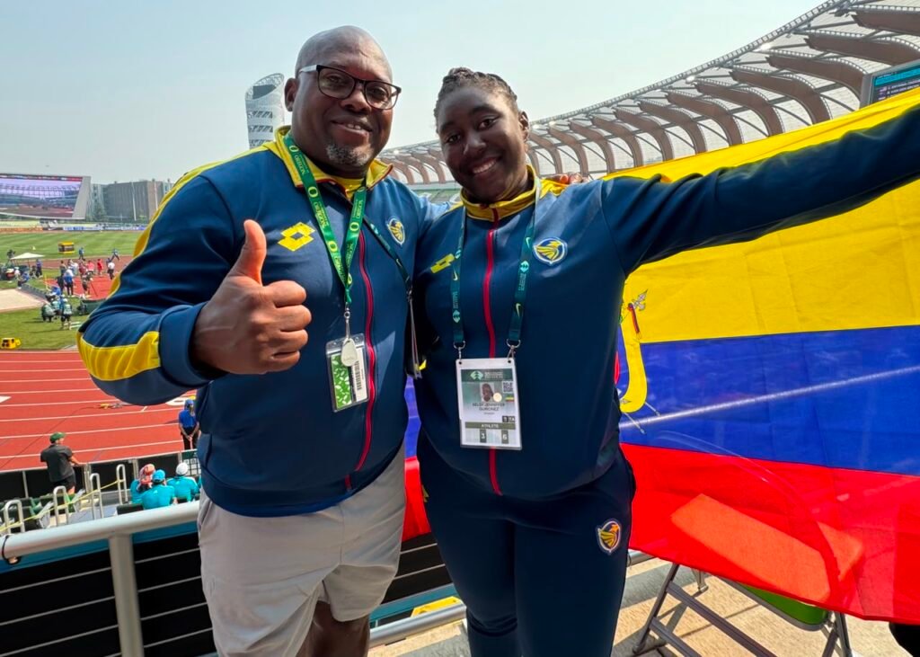 Belsy Quiñónez junto a su entrenador Carlos España en el Mundial Sub-20 de Atletismo.