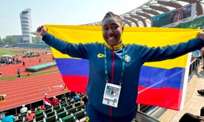 Belsy Quiñónez con la bandera en el Mundial Sub-20 de Atletismo.
