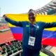 Belsy Quiñónez con la bandera en el Mundial Sub-20 de Atletismo.