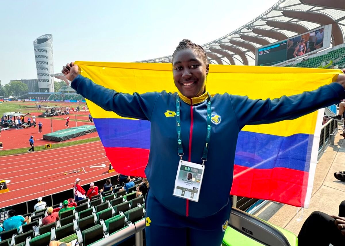 Belsy Quiñónez con la bandera en el Mundial Sub-20 de Atletismo.