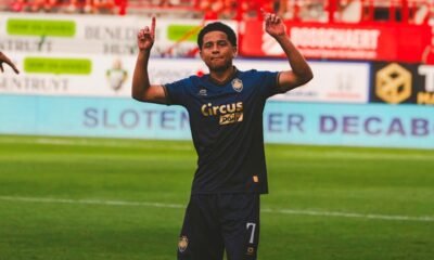 Anthony Valencia celebrando su gol con el Royal Antwerp de Bélgica