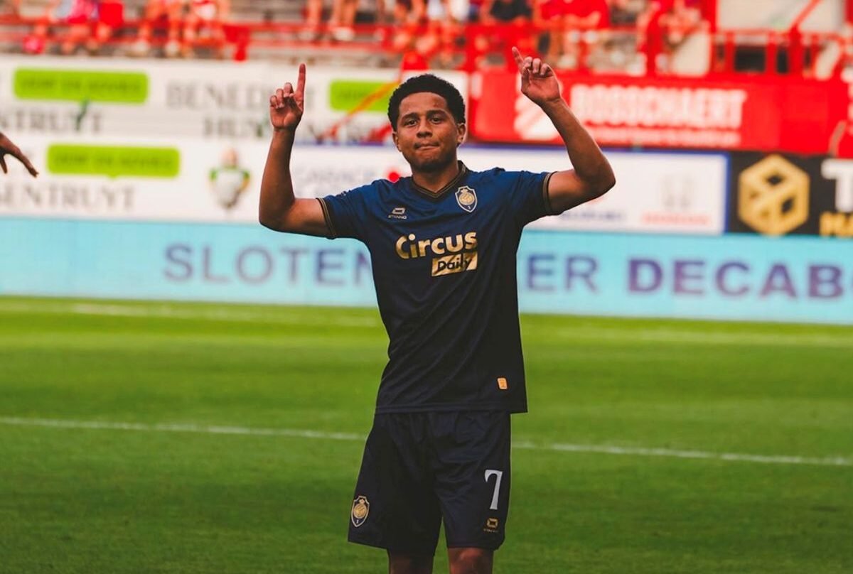 Anthony Valencia celebrando su gol con el Royal Antwerp de Bélgica