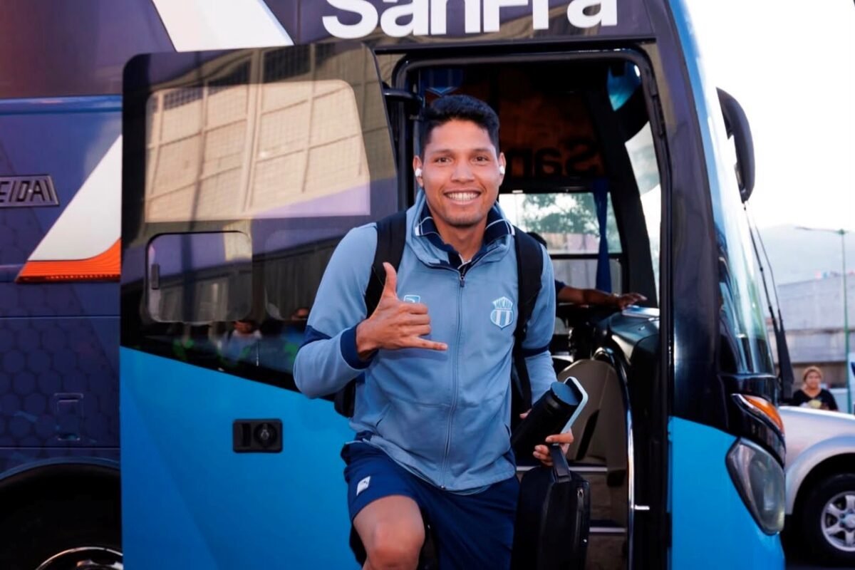 Macará llegando al estadio previo a su partido contra Universidad Católica