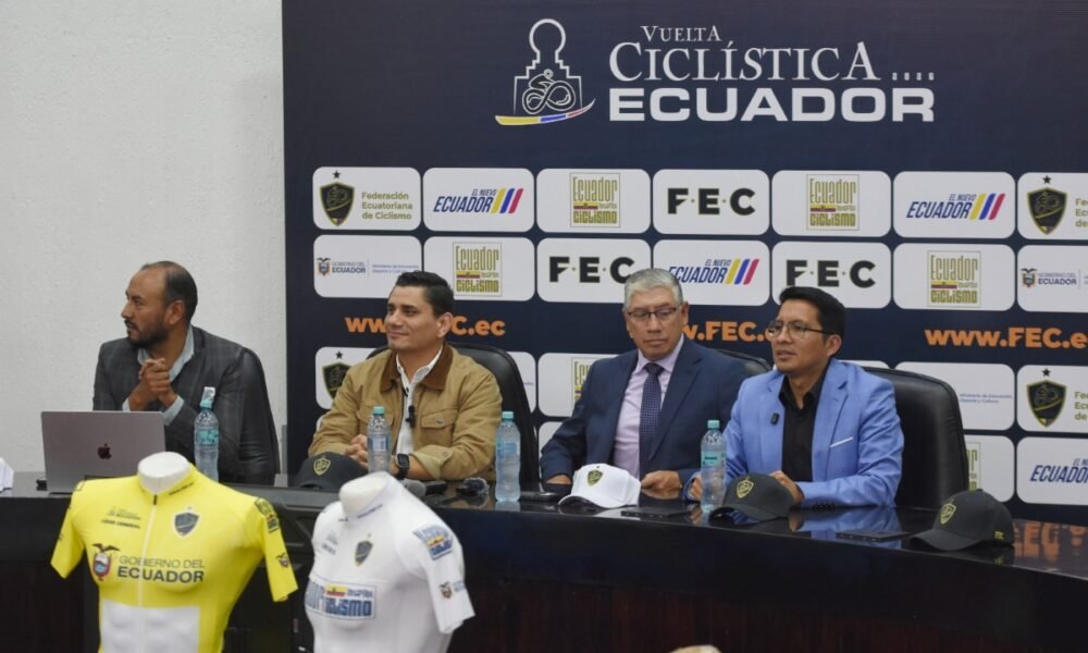 Santiago Rosero, Jhonatan Narváez, Roberto Ibáñez y Juan Andrade en la rueda de prensa de la presentación de la Vuelta a Ecuador