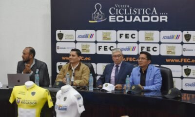 Santiago Rosero, Jhonatan Narváez, Roberto Ibáñez y Juan Andrade en la rueda de prensa de la presentación de la Vuelta a Ecuador