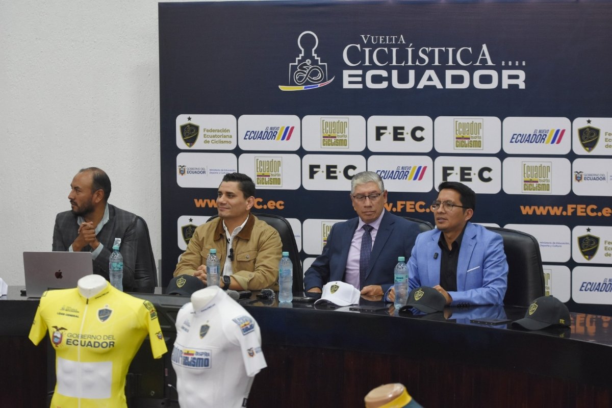 Santiago Rosero, Jhonatan Narváez, Roberto Ibáñez y Juan Andrade en la rueda de prensa de la presentación de la Vuelta a Ecuador