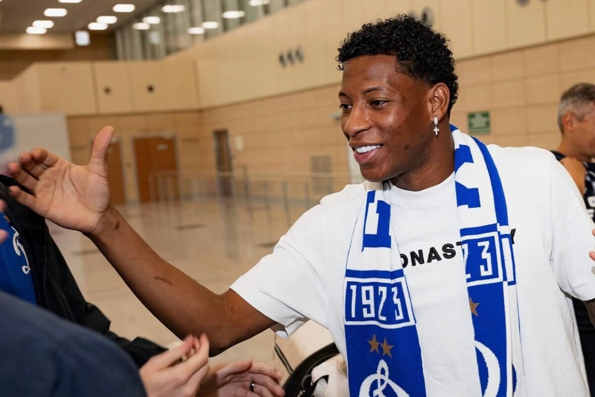 Gonzalo Plata en el Aeropuerto Internacional de Moscú-Domodédovo. Foto: Dynamo FC